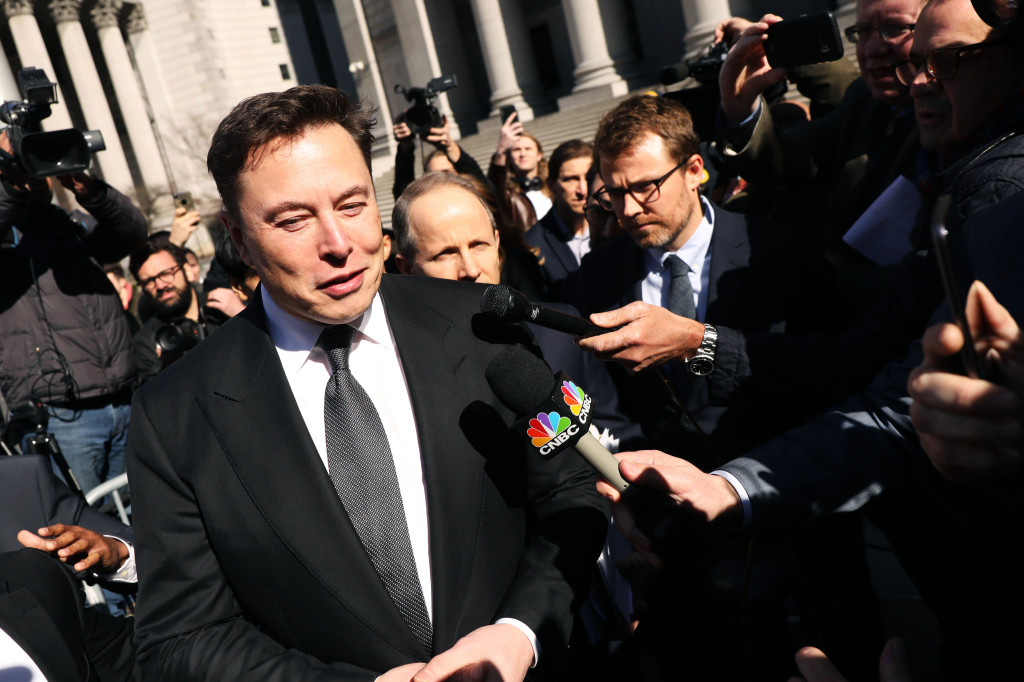 Tesla CEO lifts shareholder spirits, takes aim at media