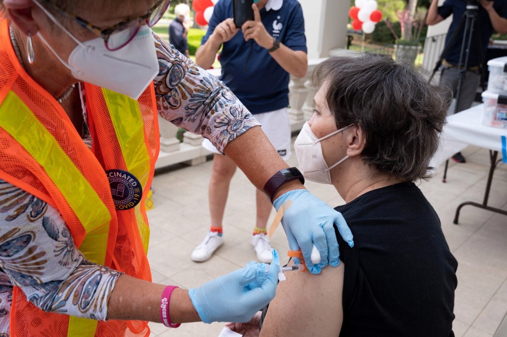 Los Angeles County will require vaccination or negative test at mega-events, bars, nightclubs, breweries