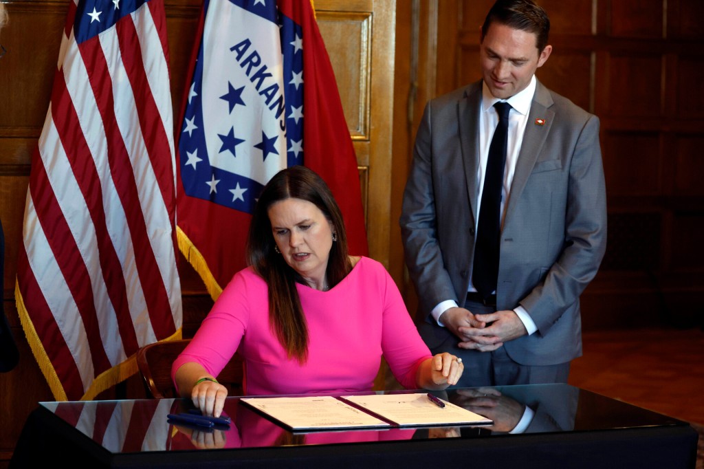 Arkansas gov. signs bill imposing minumum social media age