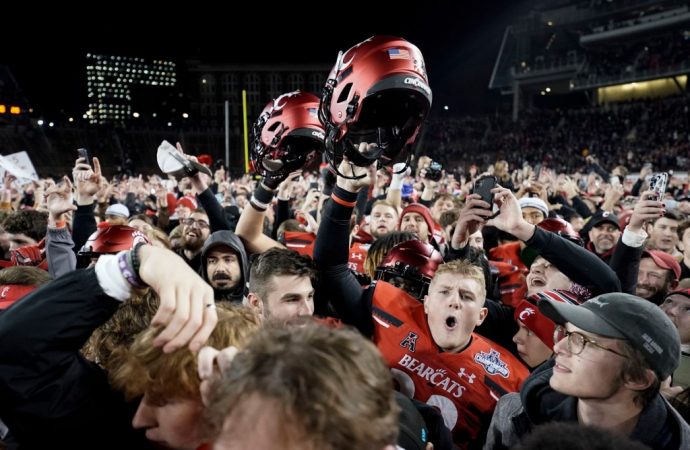 Whicker: Cincinnati proves the College Football Playoff is no closed shop